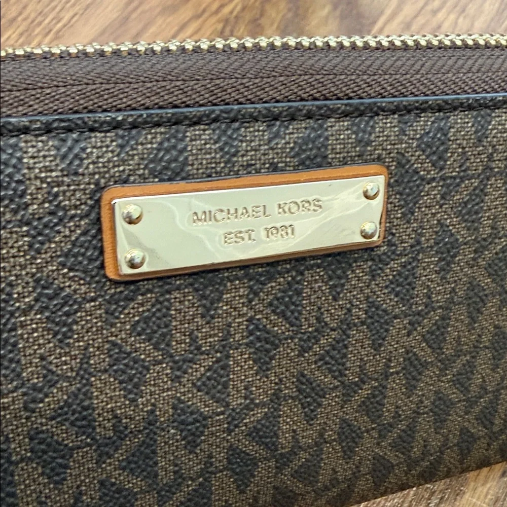 Michael Kors Jet Set Signature Logo Smartphone Wristlet - Picture 2 of 8